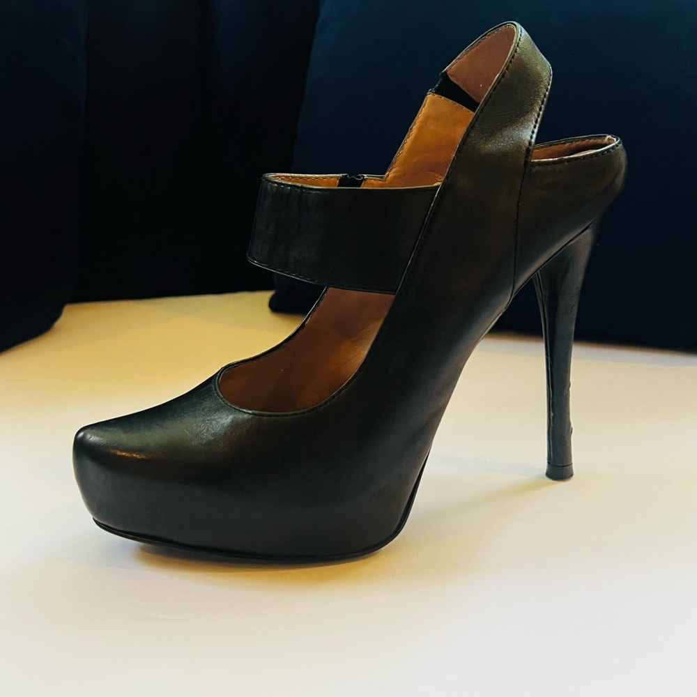 Black stilettos, sexy black shoes